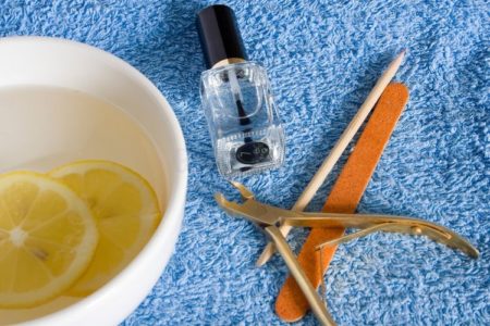 Lemon bath for nails